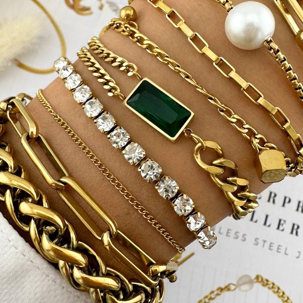 Tennis bracelet with cubic zirconia crystal